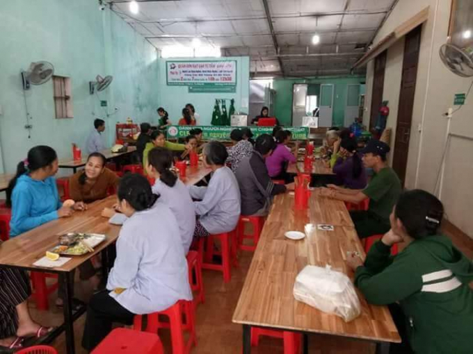 Qu&aacute;n cơm phục vụ chủ yếu cho người c&oacute; thu nhập thấp.