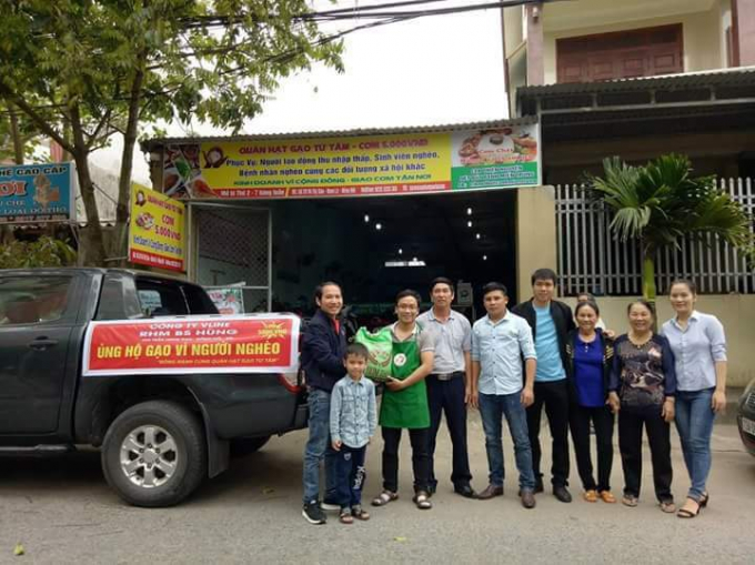 Ngo&agrave;i ra qu&aacute;n cơm c&ograve;n ph&aacute;t gạo miễn ph&iacute; cho người ngh&egrave;o.