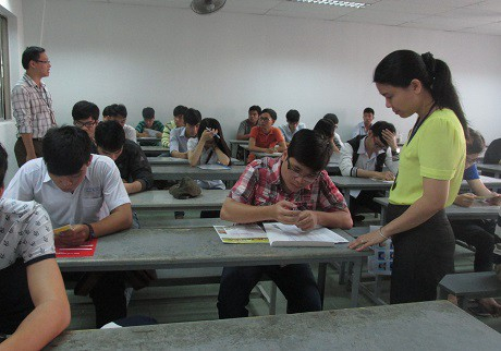 Kỳ thi đảm bảo trong mỗi ph&ograve;ng thi c&oacute; 01 c&aacute;n bộ coi thi (CBCT) l&agrave; c&aacute;n bộ, giảng vi&ecirc;n của trường ĐH, CĐ v&agrave; 01 CBCT l&agrave; gi&aacute;o vi&ecirc;n của trường phổ th&ocirc;ng.