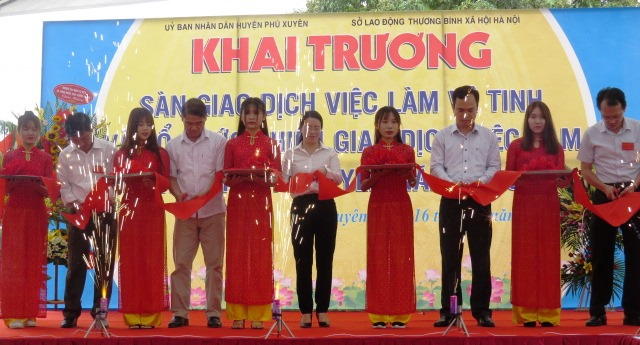 C&aacute;c đại biểu tham dự cắt băng khai trương điểm giao dịch việc l&agrave;m vệ tinh thứ 3 tại H&agrave; Nội.