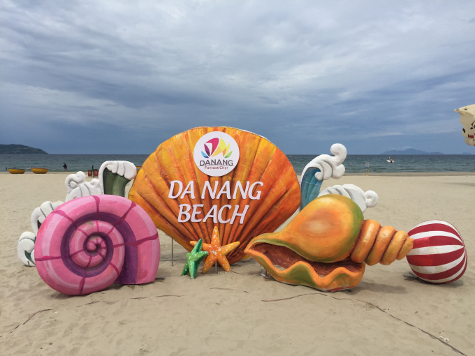 B&atilde;i biển Phạm Văn Đồng nơi tổ chức lễ hội thả diều.. (Ảnh: Phương Thảo )