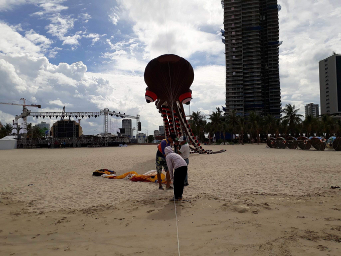 C&aacute;c nghệ nh&acirc;n gi&uacute;p du kh&aacute;ch trải nghiệm thả diều.