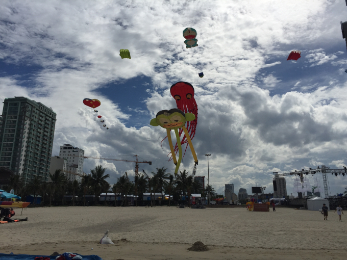 Những chiếc diều bay lượn tr&ecirc;n bầu trời.