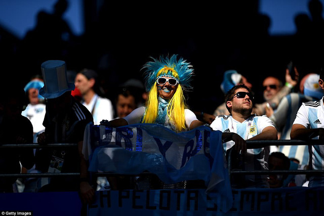 Cổ động vi&ecirc;n Argentina c&oacute; mặt đ&ocirc;ng ở s&acirc;n Spartak v&agrave; mang theo vũ điệu Tango. Ảnh: Getty Images