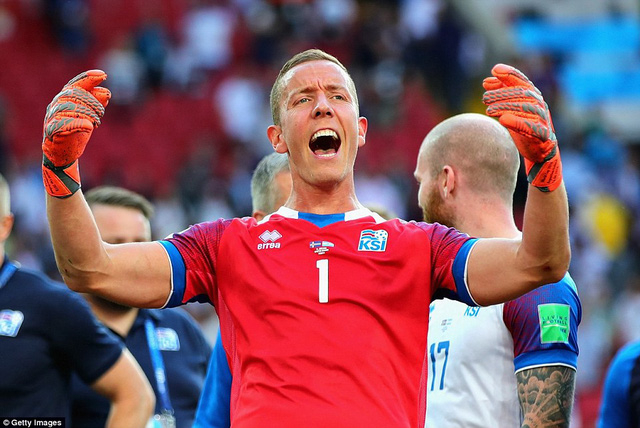 Halldorsson trở th&agrave;nh người h&ugrave;ng của Iceland với nhiều pha cản ph&aacute; xuất thần.&nbsp;Ảnh: Getty Images