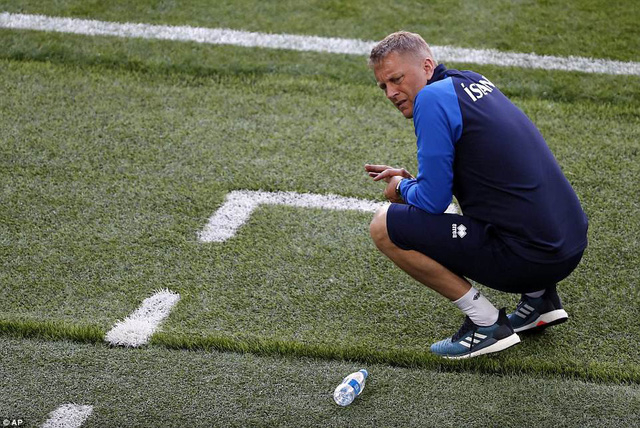 HLV Heimir Hallgrimsson của Iceland vốn l&agrave; một nha sĩ, nhưng &ocirc;ng x&acirc;y dựng Iceland th&agrave;nh c&ocirc;ng với h&agrave;ng thủ chắc chắn. Ảnh: AP