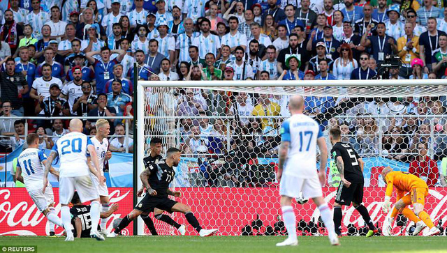 Finnbogason ghi b&agrave;n gỡ h&ograve;a 1-1 cho Iceland ở ph&uacute;t 23.&nbsp;Ảnh: Reuters