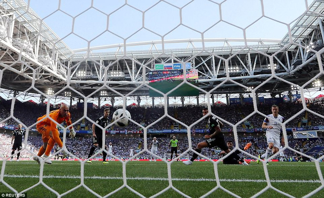 H&agrave;ng thủ Argentina đ&atilde; mắc qu&aacute; nhiều sai lầm ở t&igrave;nh huống n&agrave;y.&nbsp;Ảnh: Reuters