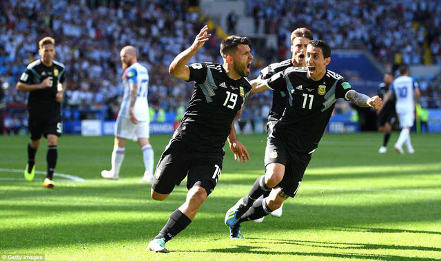 Trước đ&oacute; ở ph&uacute;t 19, Sergio Aguero mở tỷ số 1-0 cho Argentina.&nbsp;Ảnh: Getty Images