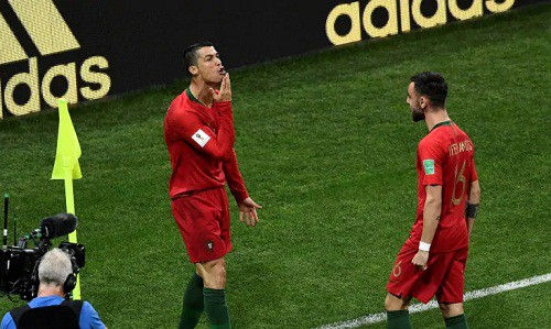 Pha ăn mừng đầy khi&ecirc;u kh&iacute;ch của C.Ronaldo