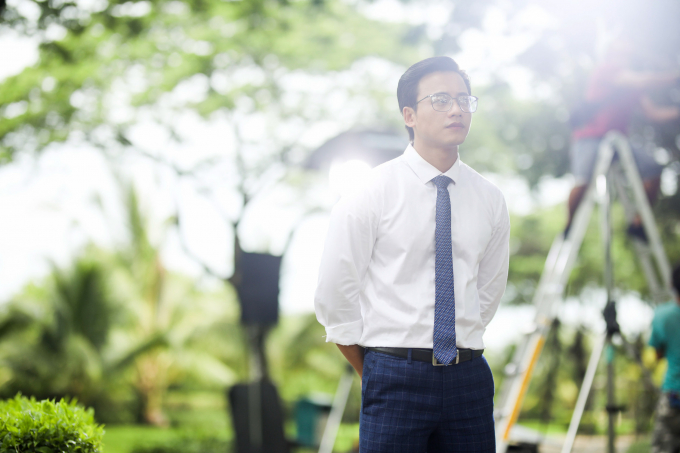 Cuối c&ugrave;ng Mai T&agrave;i Phến cũng đ&atilde; c&oacute; cơ hội cướp nụ h&ocirc;n đầu đời của em g&aacute;i mưa