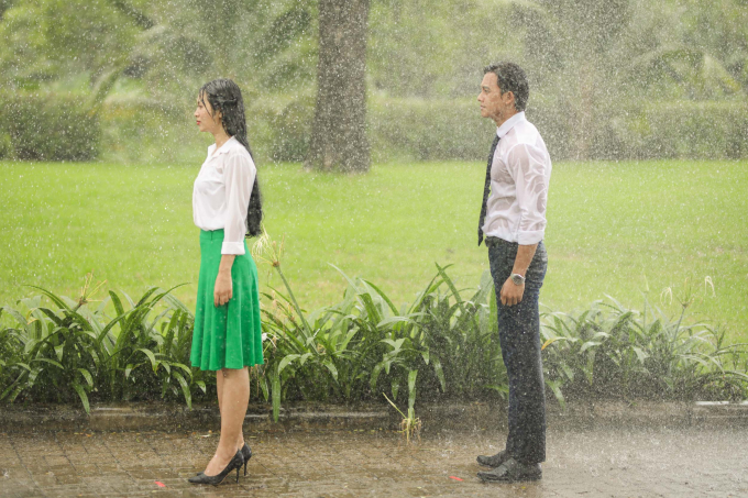 Cuối c&ugrave;ng Mai T&agrave;i Phến cũng đ&atilde; c&oacute; cơ hội cướp nụ h&ocirc;n đầu đời của em g&aacute;i mưa