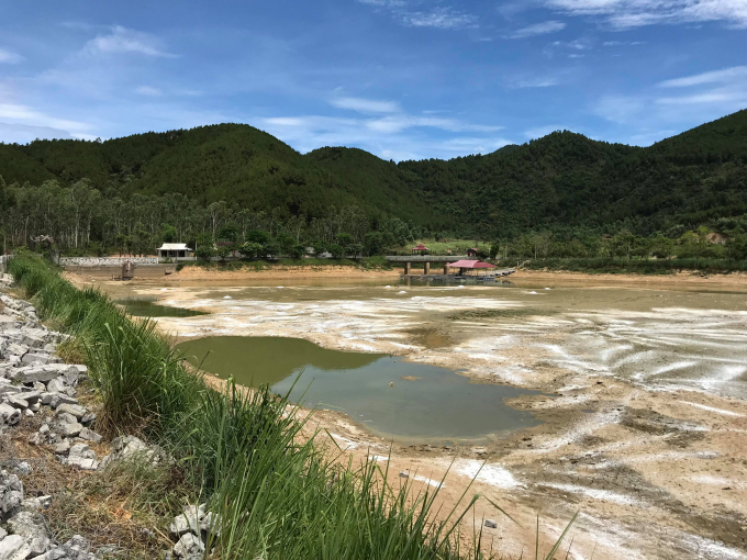 Hồ Khe Lau hiện tại đ&atilde; được ph&iacute;a c&ocirc;ng ty n&agrave;y h&uacute;t cạn nước, d&ugrave;ng v&ocirc;i bột để xử l&yacute;.