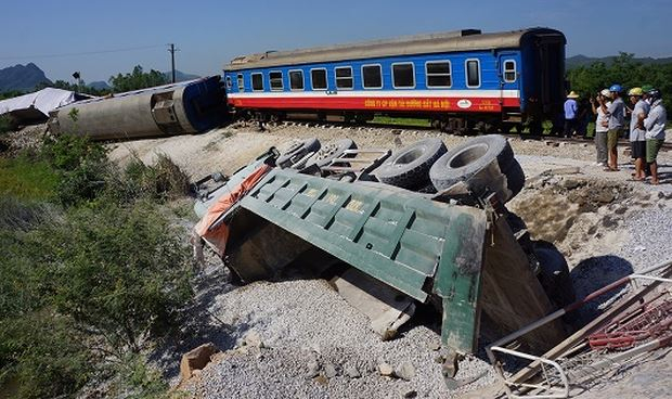 Hiện trường vụ tai nạn ng&agrave;y 24/5 t&agrave;u SE19 khi đến ga Trường L&acirc;m (Tĩnh Gia, Thanh H&oacute;a) đ&acirc;m v&agrave;o xe tải.