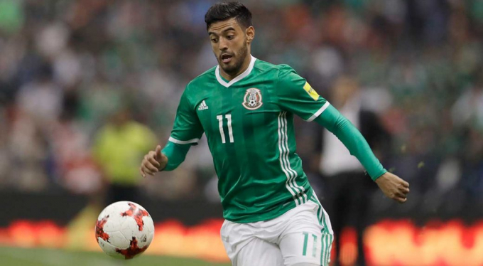 Carlos Vela&nbsp;&nbsp;l&agrave; cầu thủ quan trọng nhất của Mexico. Ảnh: AP