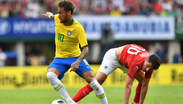 Neymar liệu c&oacute; trả lời&nbsp;Cristiano Ronaldo hay lại im lặng như Messi.