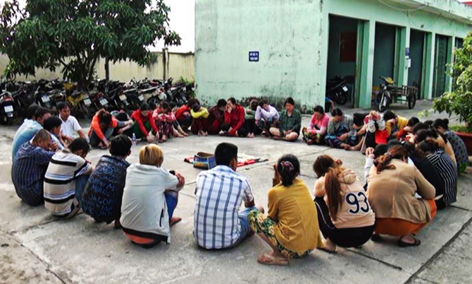 C&aacute;c đối tượng tham gia đ&aacute;nh b&agrave;i tại trụ sở c&ocirc;ng an (Ảnh do Cơ quan c&ocirc;ng an cung cấp)