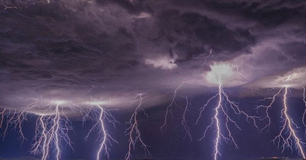 Trú mưa ngoài đồng, 12 người bị sét đánh bất tỉnh