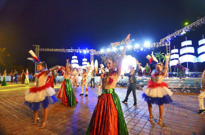 Du kh&aacute;ch sẽ được trải nghiệm c&aacute;c hoạt động:&nbsp;đua thuyền, d&ugrave; bay, ch&egrave;o Kayak, cuộc thi đầu bếp, tr&igrave;nh diễn bartender...