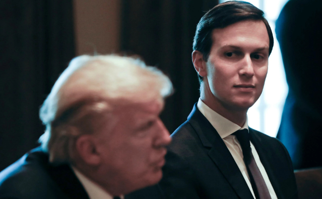 Cố vấn Nh&agrave; Trắng Jared Kushner v&agrave; Tổng thống Donald Trump (Ảnh: AP)