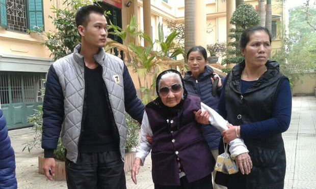 Cụ Nghĩa trong một lần được người th&acirc;n d&igrave;u đến TAND quận Nam Từ Li&ecirc;m.