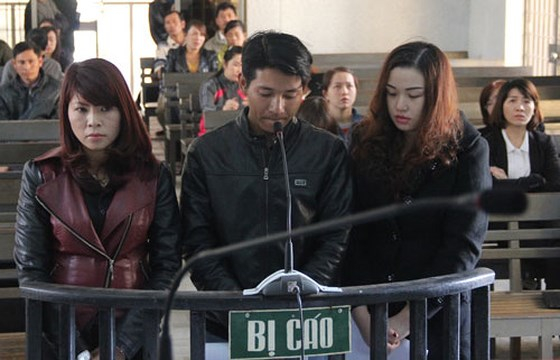 Bị c&aacute;o Trần Thị Phi Yến (&aacute;o đen ngo&agrave;i c&ugrave;ng b&ecirc;n tr&aacute;i) trong vụ &aacute;n x&eacute;t xử năm 2015 về tội lừa đảo chiếm đoạt t&agrave;i sản( ảnh S&agrave;i G&ograve;n Giải Ph&oacute;ng)