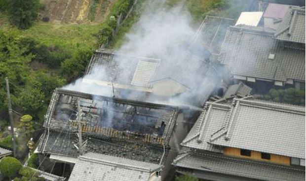 Kh&oacute;i bốc l&ecirc;n từ một ng&ocirc;i nh&agrave; bốc ch&aacute;y do động đất.