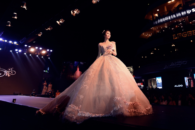 Xuất hiện lần đầu ti&ecirc;n tại H&agrave; Nội trong đ&ecirc;m diễn mở m&agrave;n VietNam Wedding Fashion, nh&agrave; thiết kế Phạm Đăng Anh Thư, thương hiệu JoliPoli tr&igrave;nh diễn BST thu đ&ocirc;ng cho m&ugrave;a cưới 2018.