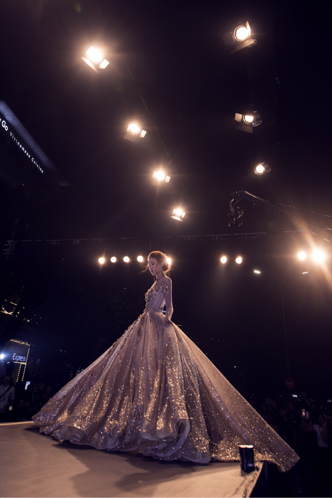 Những chiếc v&aacute;y cưới tinh tế lấp l&aacute;nh như những v&igrave; sao với cấu tr&uacute;c corset t&ocirc;n vinh những đường cong mềm mại v&agrave; uyển chuyển.