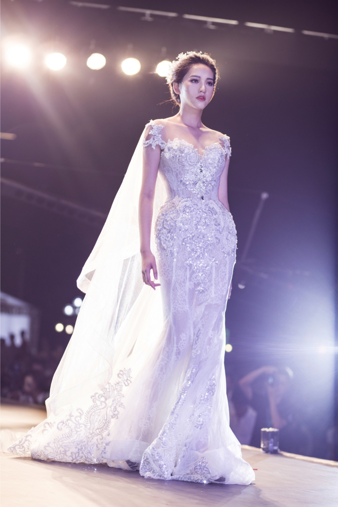 Hồ Ngọc H&agrave; diện v&aacute;y xuy&ecirc;n thấu, Huyền My h&oacute;a c&ocirc;ng ch&uacute;a lộng lẫy trong BST của NTK Anh Thư