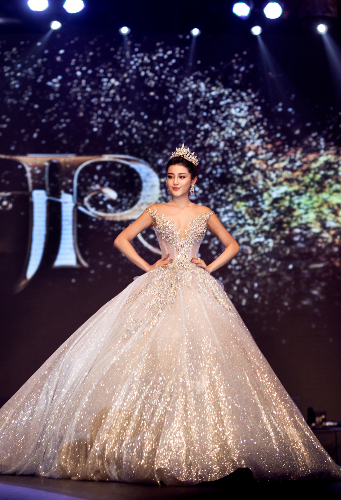 Hồ Ngọc H&agrave; diện v&aacute;y xuy&ecirc;n thấu, Huyền My h&oacute;a c&ocirc;ng ch&uacute;a lộng lẫy trong BST của NTK Anh Thư