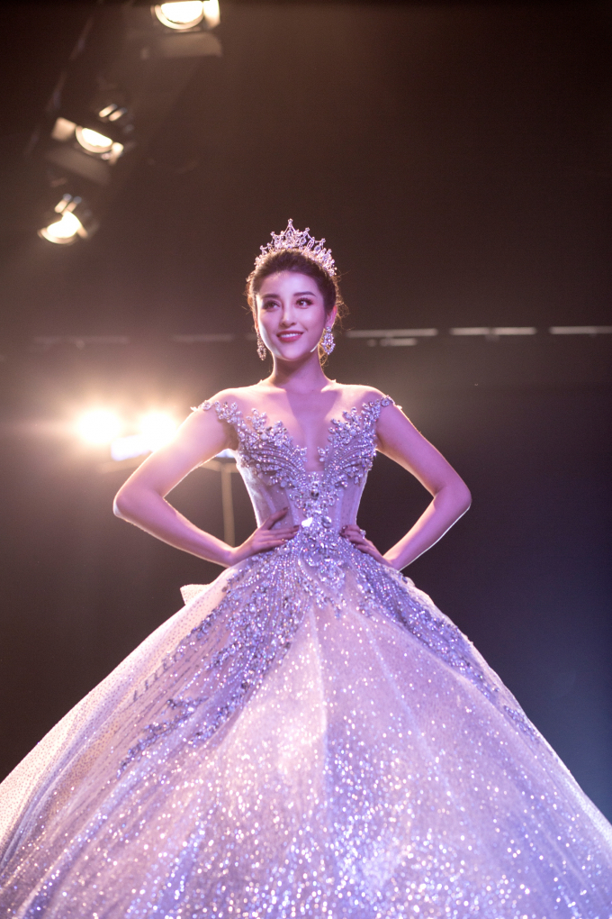 Kết th&uacute;c BST của JoliPoli l&agrave; &Aacute; Hậu Huyền My - Miss Grand VietNam 2017.