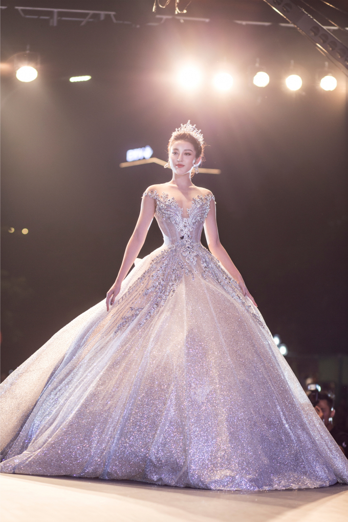 Hồ Ngọc H&agrave; diện v&aacute;y xuy&ecirc;n thấu, Huyền My h&oacute;a c&ocirc;ng ch&uacute;a lộng lẫy trong BST của NTK Anh Thư