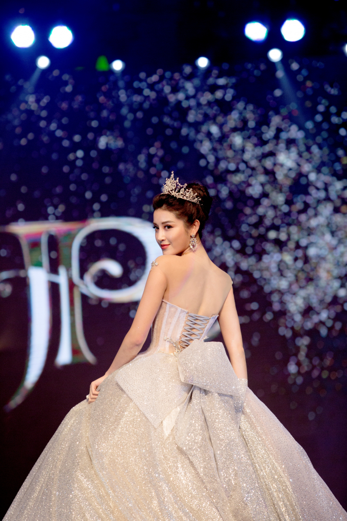 Kho&aacute;c l&ecirc;n m&igrave;nh chiếc v&aacute;y bồng m&agrave;u bạc trắng lung linh nặng đến 25 kg, Huyền My biến th&agrave;nh n&agrave;ng c&ocirc;ng ch&uacute;a bước ra từ cổ t&iacute;ch.