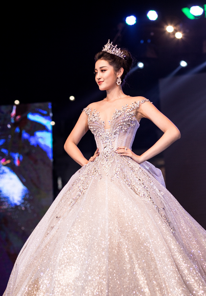 Đ&acirc;y l&agrave; thiết kế mang t&ecirc;n d&atilde;y ng&acirc;n h&agrave; với đ&iacute;nh kết c&ocirc;ng phu ho&agrave;nh tr&aacute;ng, bắt s&aacute;ng l&agrave; điểm nhấn kh&eacute;p lại BST