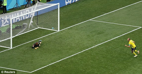 L&atilde;o tướng Granqvist ghi b&agrave;n mở tỉ số cho đội tuyển Thụy Điển tr&ecirc;n chấm phạt đền. (Ảnh: Reuters)