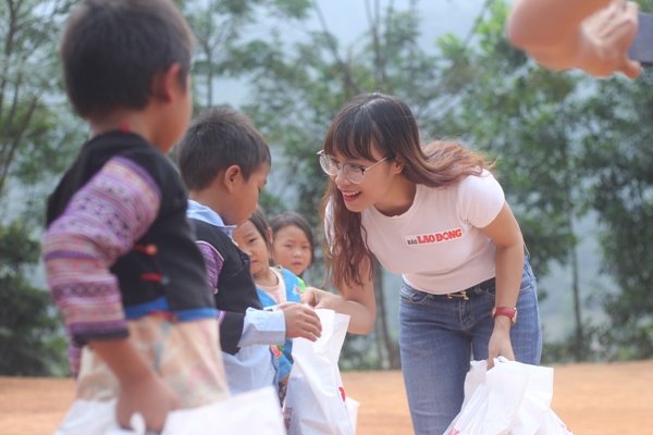 Ph&oacute;ng vi&ecirc;n Nguyễn Huy&ecirc;n tặng qu&agrave; cho c&aacute;c em nhỏ trong một chuyến đi t&igrave;nh nguyện tại V&acirc;n Hồ, Sơn La v&agrave;o cuối năm 2017. Ảnh: NVCC