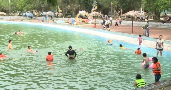 Nước hồ tạo sóng khu du lịch Khoang Xanh - Suối Tiên vẫn trong xanh mát lành