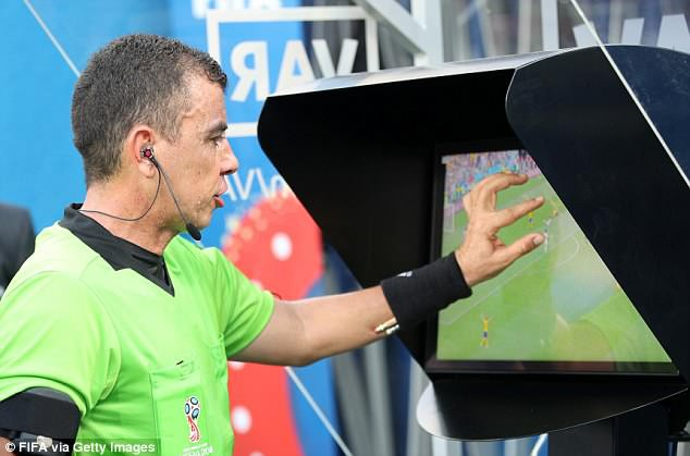 Ngay đến c&ocirc;ng nghệ video hỗ trợ trọng t&agrave;i (VAR) cũng g&acirc;y tranh c&atilde;i