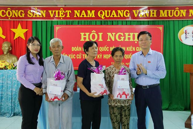Bộ trưởng Bộ Tư ph&aacute;p L&ecirc; Th&agrave;nh Long c&ugrave;ng Đo&agrave;n ĐBQH tỉnh Ki&ecirc;nGiang tặng qu&agrave; cho gia đ&igrave;nh c&oacute; ho&agrave;n cảnh kh&oacute; khăn.