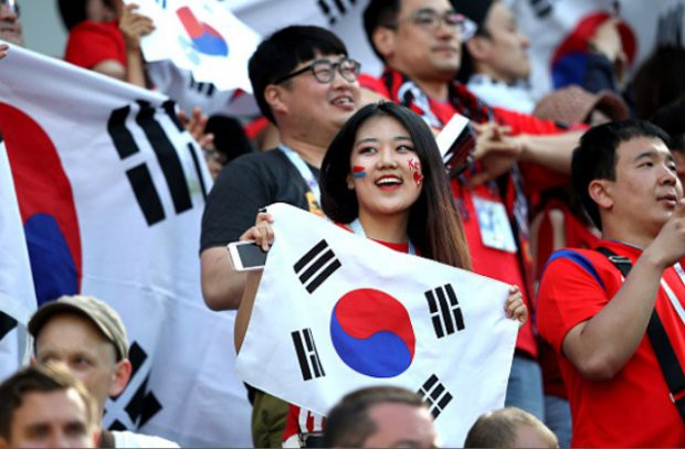 Cổ động vi&ecirc;n H&agrave;n Quốc rực rỡ khoe sắc tại World Cup 2018