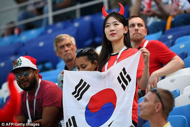 Cổ động vi&ecirc;n H&agrave;n Quốc rực rỡ khoe sắc tại World Cup 2018