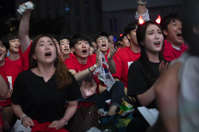 V&agrave; c&aacute;c fan tại qu&ecirc; nh&agrave; H&agrave;n Quốc