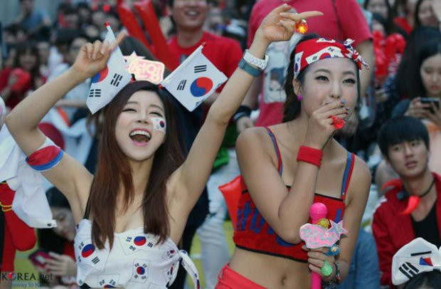 Cổ động vi&ecirc;n H&agrave;n Quốc rực rỡ khoe sắc tại World Cup 2018