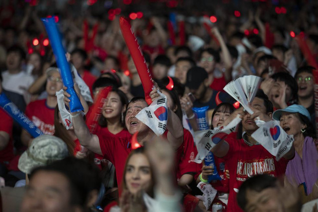 Cổ động vi&ecirc;n H&agrave;n Quốc rực rỡ khoe sắc tại World Cup 2018