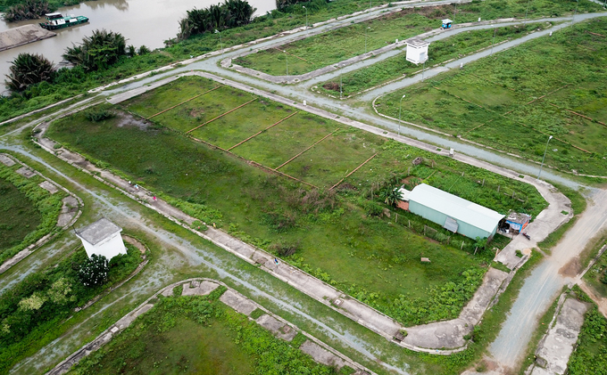 Theo quy hoạch, Bắc Rạch Chiếc sẽ l&agrave; khu d&acirc;n cư kiểu mẫu của th&agrave;nh phố, gồm nhiều khu biệt thự vườn, nh&agrave; liền kề, chung cư cao cấp, cao ốc văn ph&ograve;ng, trung t&acirc;m thương mại dịch vụ, c&ocirc;ng vi&ecirc;n du lịch, trường học...  Tuy nhi&ecirc;n, gần 20 năm qua hệ thống hạ tầng ở đ&acirc;y vẫn chưa ho&agrave;n chỉnh. Quanh khu chủ yếu l&agrave; những con đường đ&atilde; th&agrave;nh h&igrave;nh c&ugrave;ng c&aacute;c l&ocirc; đất hoang vắng.