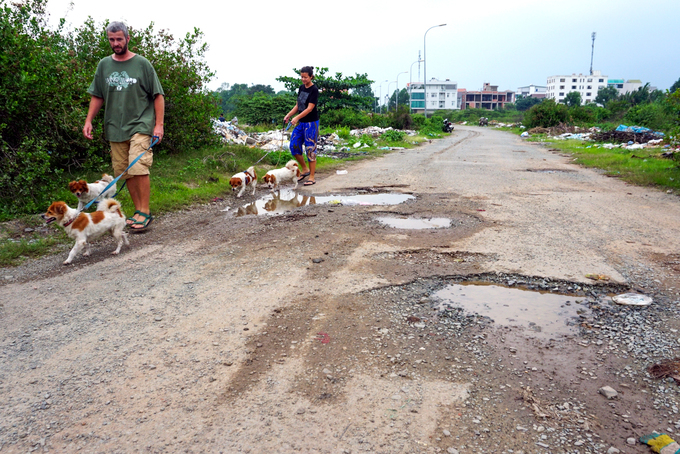 Trục đường ch&iacute;nh trong dự &aacute;n Bắc Rạch Chiếc th&ocirc;ng ra Xa lộ H&agrave; Nội lởm chởm đ&aacute;, xuất hiện nhiều ổ voi ổ g&agrave;, hai b&ecirc;n đầy r&aacute;c v&agrave; cỏ dại.