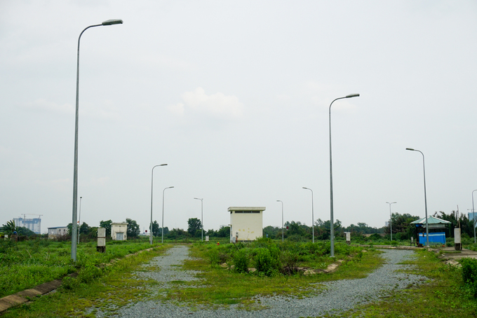 C&aacute;c tuyến đường nh&aacute;nh kh&ocirc;ng được sử dụng, cỏ dại phủ k&iacute;n gần hết mặt đường, vỉa h&egrave;. Hệ thống đ&egrave;n chiếu s&aacute;ng rải r&aacute;c v&agrave;i con đường nhưng chỉ hoạt động một phần trong nhiều năm qua.