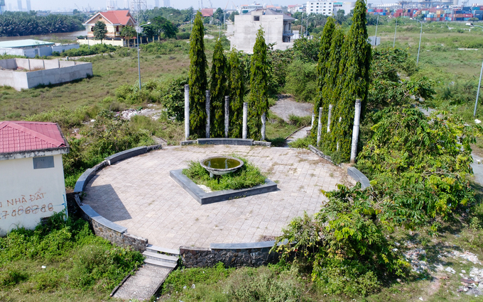 Khu vực được quy th&agrave;nh th&agrave;nh c&ocirc;ng vi&ecirc;n, c&oacute; đ&agrave;i phun nước x&acirc;y dựng dang dở rồi bỏ hoang v&agrave; xuống cấp theo thời gian.