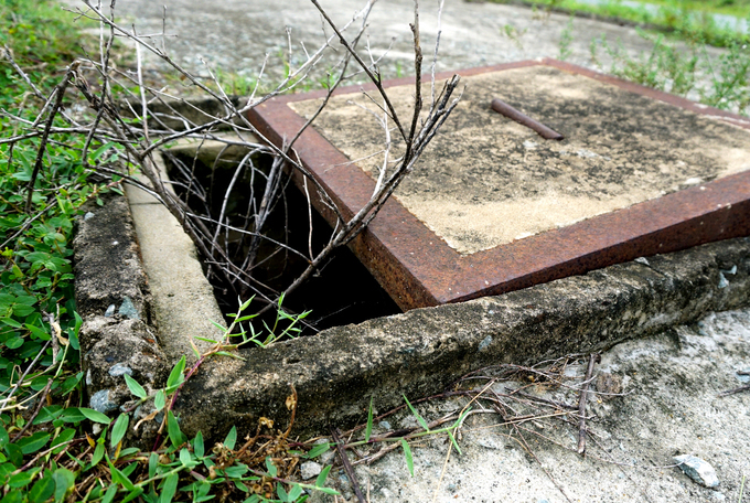 Nhiều c&ocirc;ng tr&igrave;nh như vỉa h&egrave;, hố ga, c&aacute;p điện lực, ống tho&aacute;t nước... xuống cấp, hư hỏng, cỏ mọc um t&ugrave;m.